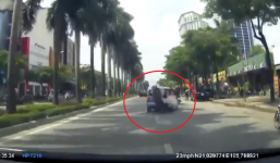 Nữ 'ninja' chở gạo tông móp đuôi ô tô, bật ngửa lên trời